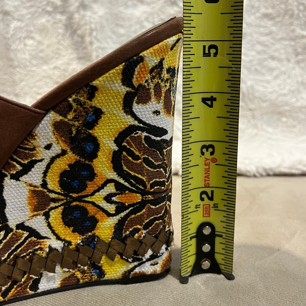 Stunning 9 West wedge sandals with gold detail! - Picture 13 of 14